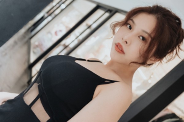 【麻豆传媒】CUS-2584 天使映画 25岁酒店女公关刚下班就被搭讪 坚挺的阴茎在她的雪嫩巨乳之间也按耐不住快速的刺激而爆烈射精