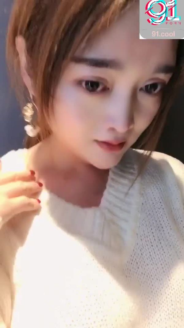 【短视频】Ts刘洋洋试衣完女厕尿尿，一阵女声传来！