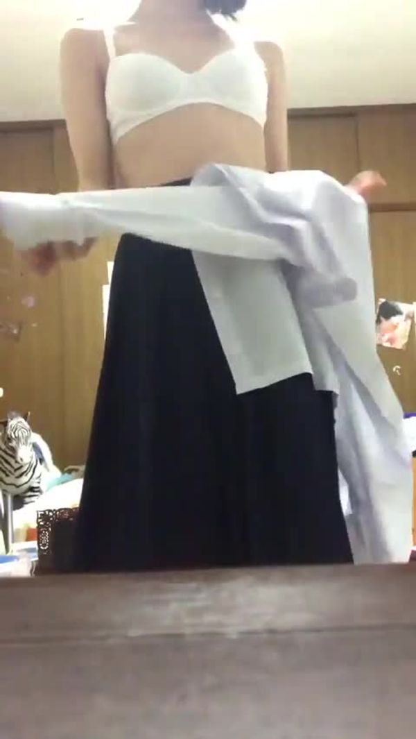 【短视频】调教网上聊的小骚货，给我拍的脱衣视频