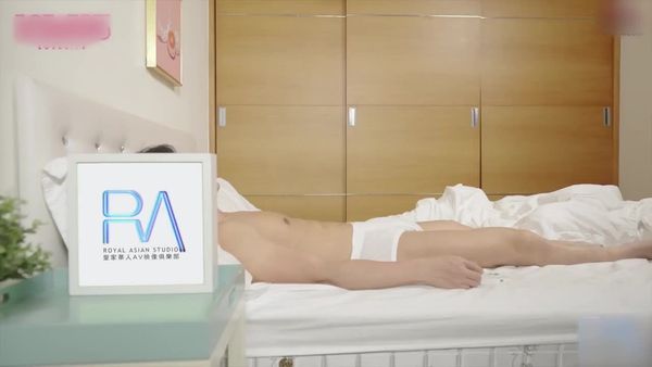 【皇家传媒】白色系女友为爱还债嫩鲍全意服侍乐奈子