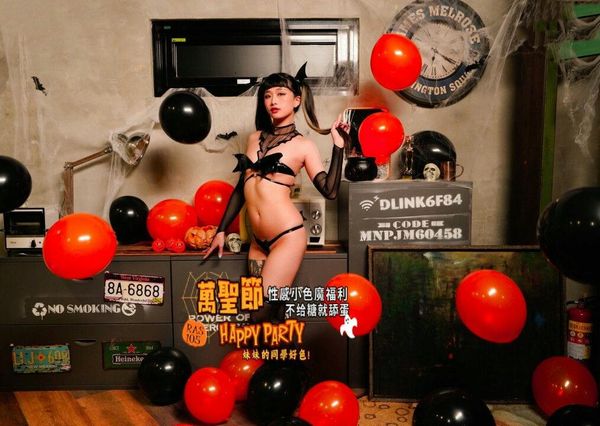 【皇家传媒】万圣节性感小恶魔福利不给糖就舔蛋韩嫣