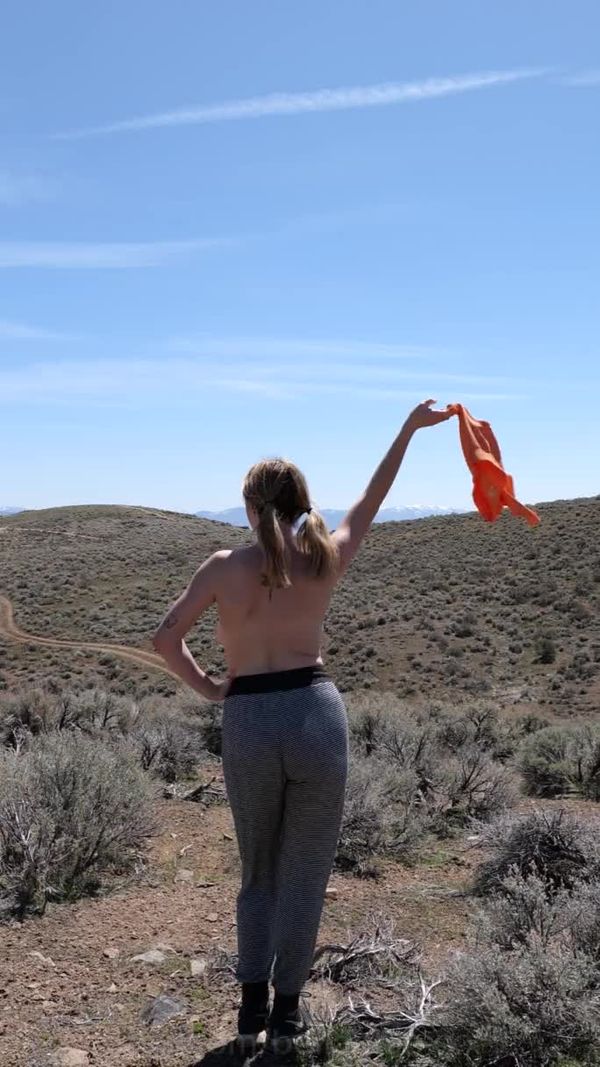 【短视频】Shirtless in the desert