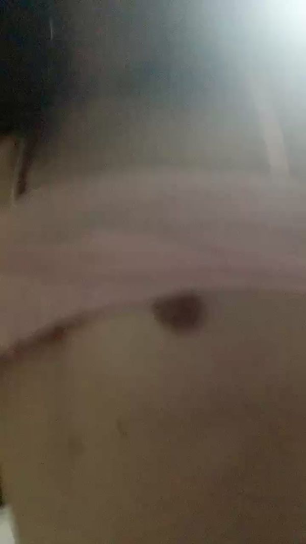 【短视频】刚下海极品粉穴美女表现极骚，边揉搓嫩穴边舔弄假屌，边口边插厕所尿尿，对着镜头掰穴，让你看清纯极其淫骚