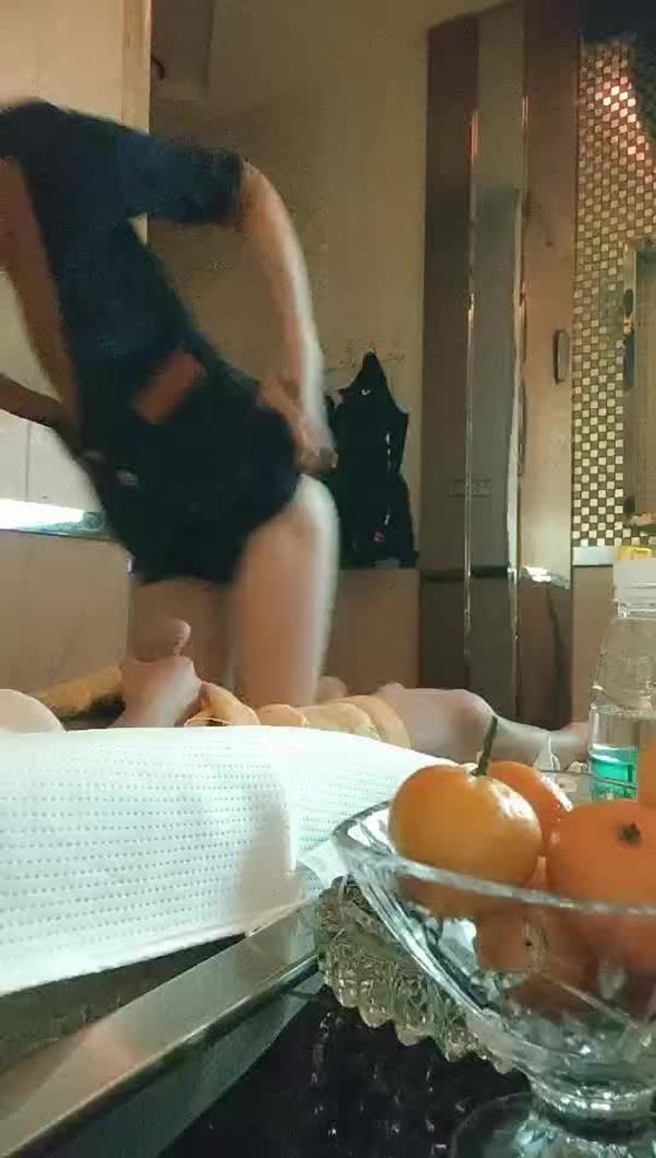 【短视频】八戒-技师小妹制服诱惑，摸摸搞搞拔下裙子扣穴，到卫生间吹一下，扶着墙后入猛操屁股