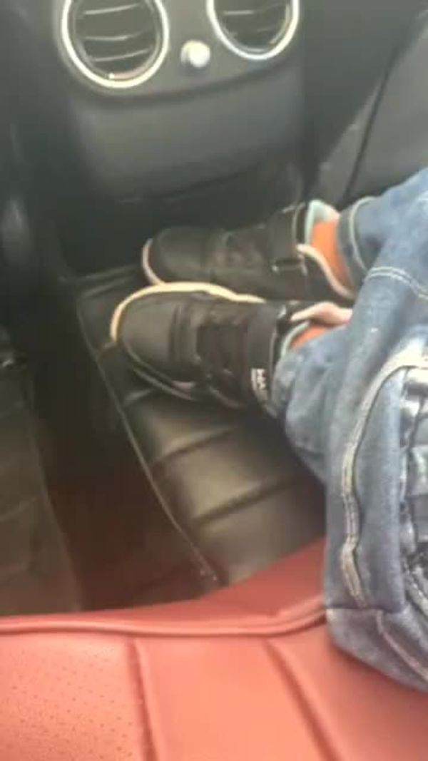 【短视频】接女儿放学在车上跟女儿偷偷打野战