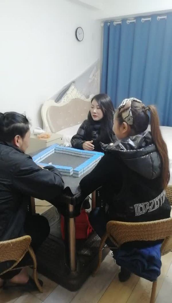 【短视频】八戒-两男两女，色情麻将游戏，脱光淫乱群P，骚妇们争奇斗艳，香艳精彩