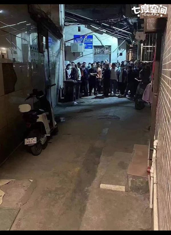 【短视频】年轻嫩妹刚下海 生意火爆 快餐排队的人太多 妹子身体顶不住 叫12